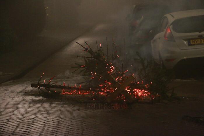 Kerstbomen in brand op kruising