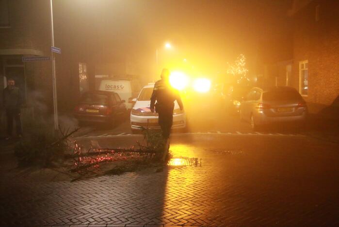 Kerstbomen in brand op kruising