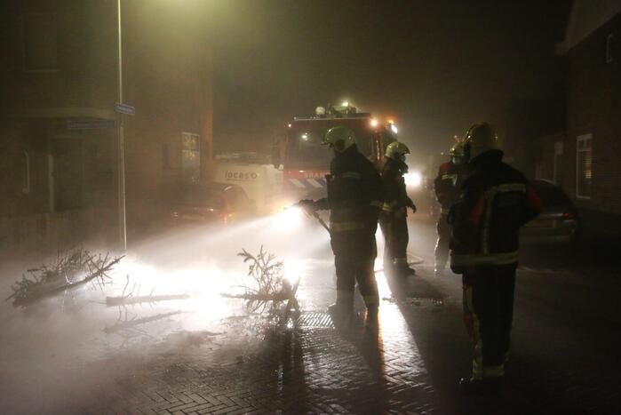 Kerstbomen in brand op kruising