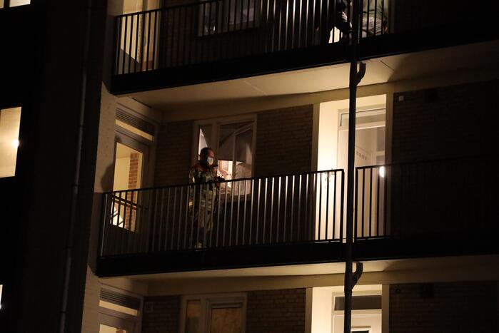 Brandweer ventileert woning na ruiken brandlucht