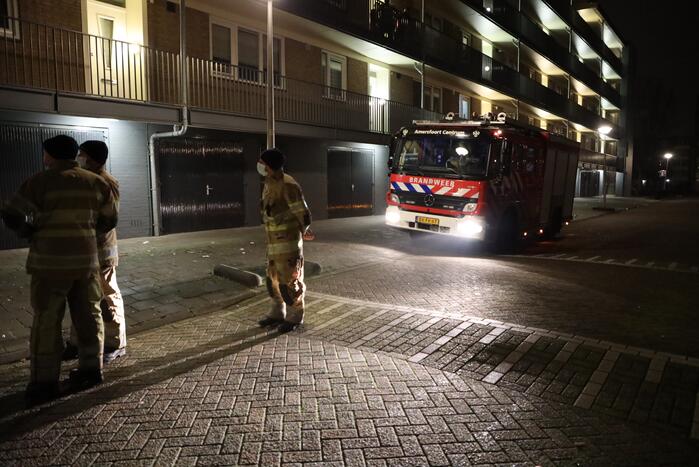Brandweer ventileert woning na ruiken brandlucht