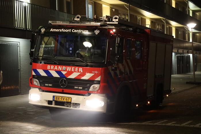 Brandweer ventileert woning na ruiken brandlucht