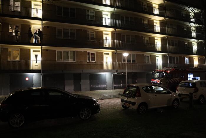 Brandweer ventileert woning na ruiken brandlucht
