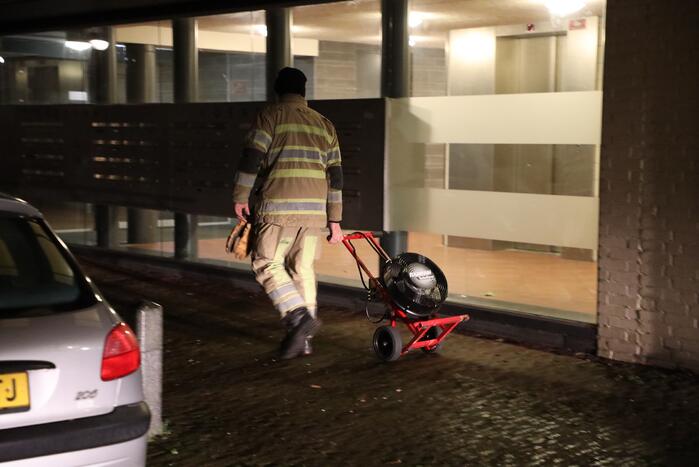 Brandweer ventileert woning na ruiken brandlucht