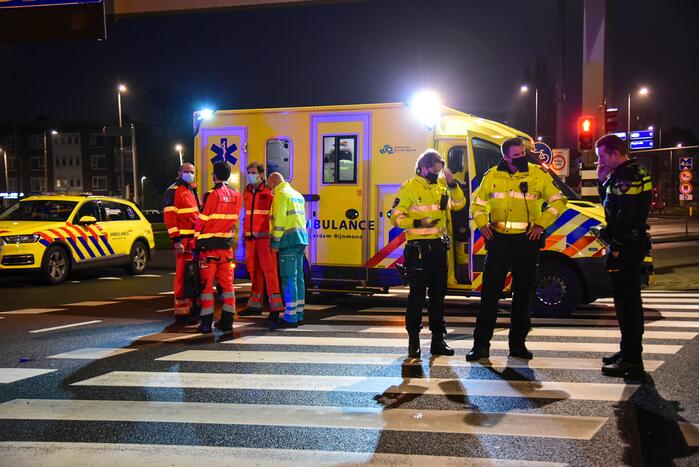 Automobilist zwaargewond bij botsing met verkeerslicht