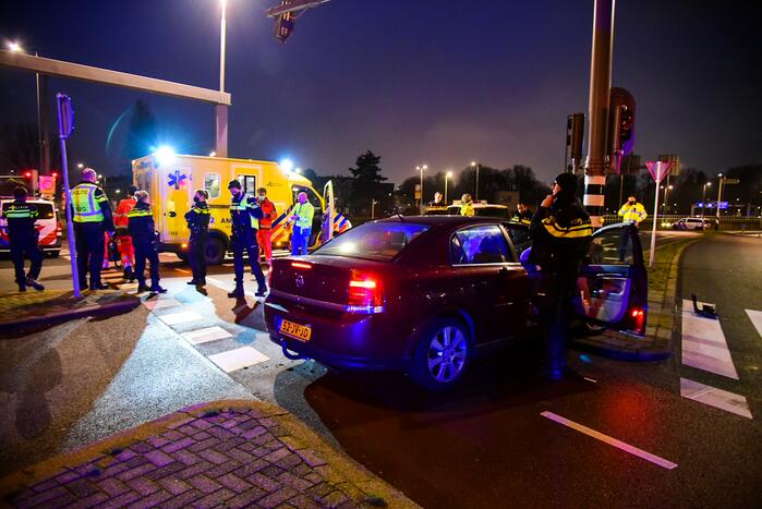 Automobilist zwaargewond bij botsing met verkeerslicht