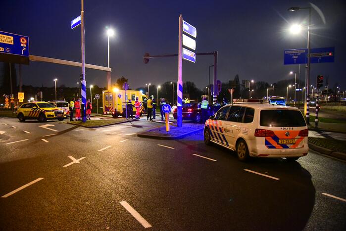 Automobilist zwaargewond bij botsing met verkeerslicht