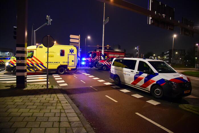 Automobilist zwaargewond bij botsing met verkeerslicht