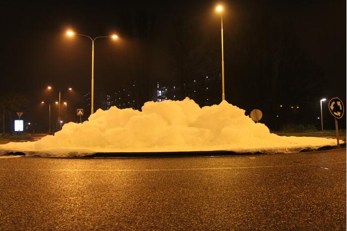 Rotonde bedolven onder schuim door flessen afwasmidde