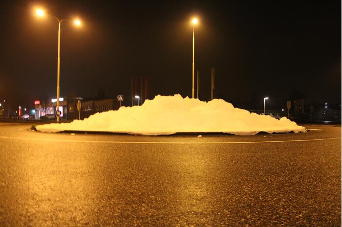 Rotonde bedolven onder schuim door flessen afwasmidde