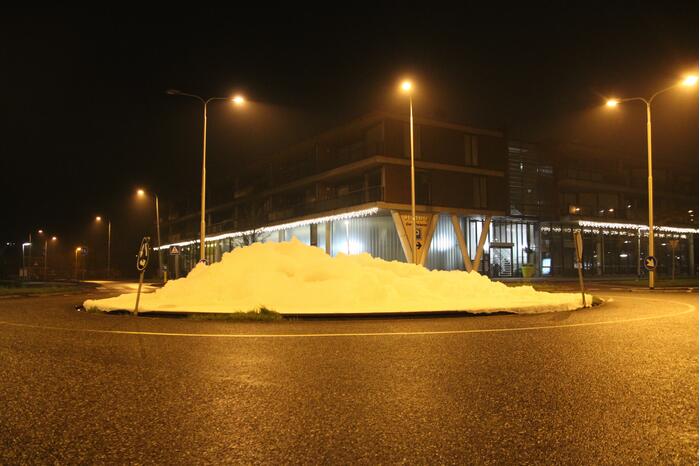 Rotonde bedolven onder schuim door flessen afwasmidde