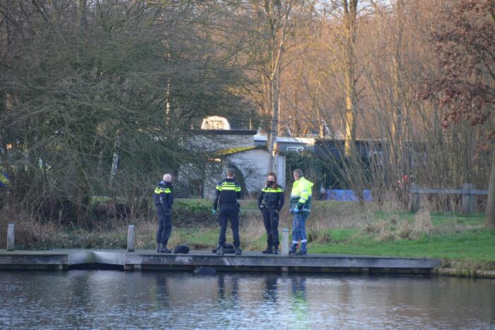 Visser ernstig gewond na val in water