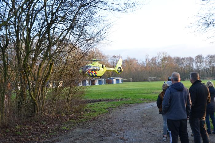 Visser ernstig gewond na val in water
