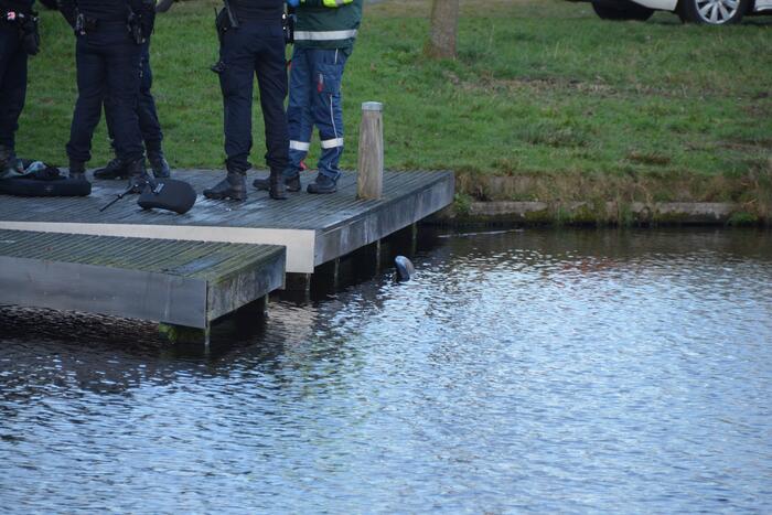 Visser ernstig gewond na val in water