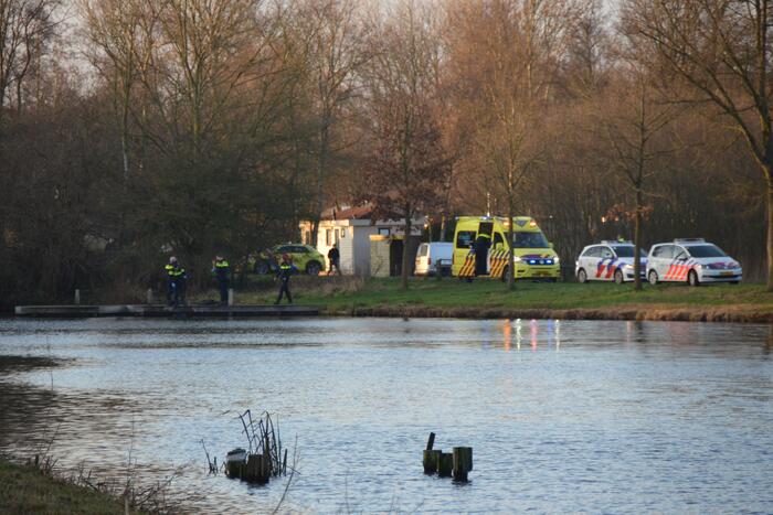 Visser ernstig gewond na val in water