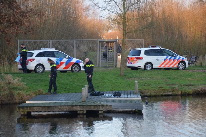 Visser ernstig gewond na val in water