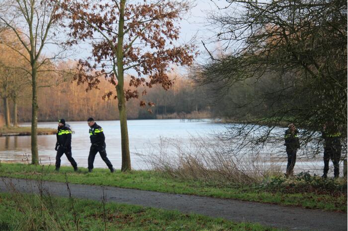 Visser ernstig gewond na val in water