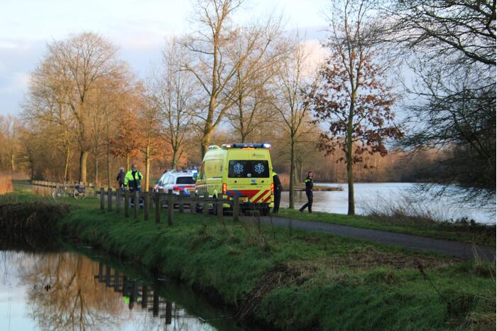 Visser ernstig gewond na val in water
