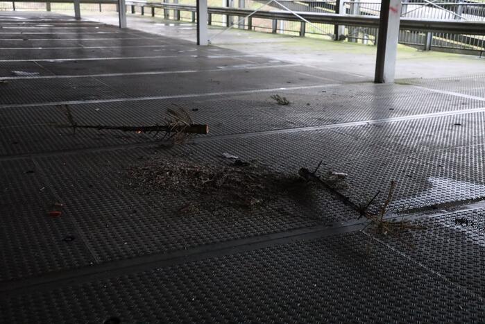 Kerstbomen in brand gestoken in parkeergarage