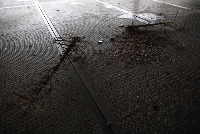 Kerstbomen in brand gestoken in parkeergarage