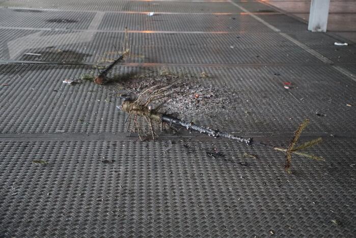 Kerstbomen in brand gestoken in parkeergarage