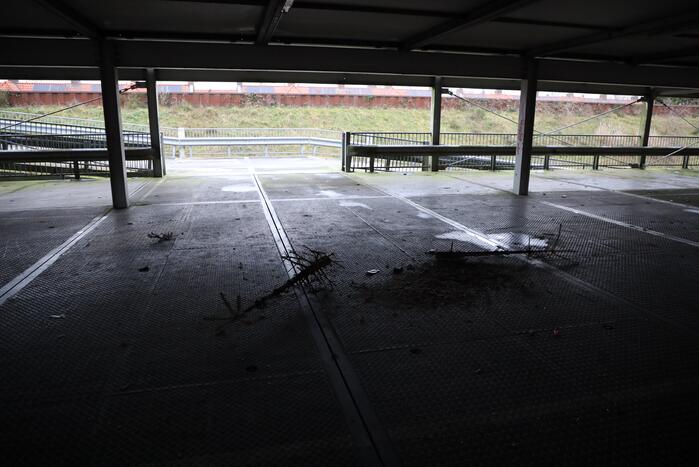 Kerstbomen in brand gestoken in parkeergarage