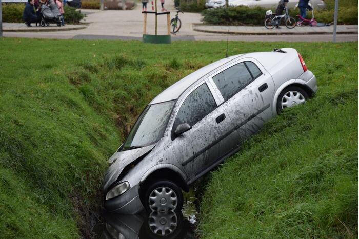 Automobilist belandt in sloot