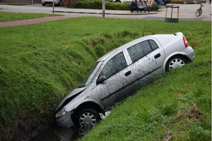 Automobilist belandt in sloot