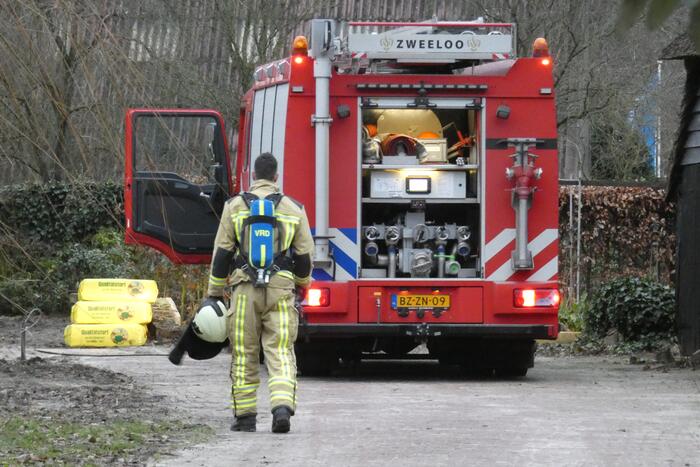 Brandweer controleert rietenkap na schoorsteenbrand