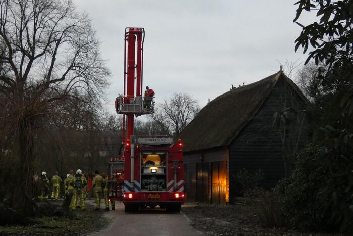 Brandweer controleert rietenkap na schoorsteenbrand