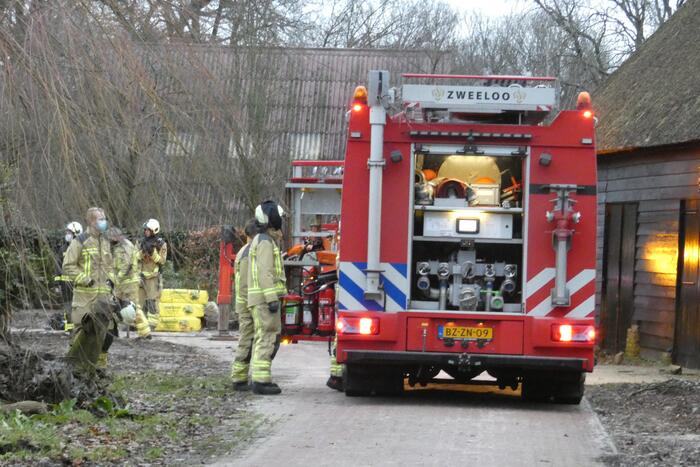 Brandweer controleert rietenkap na schoorsteenbrand