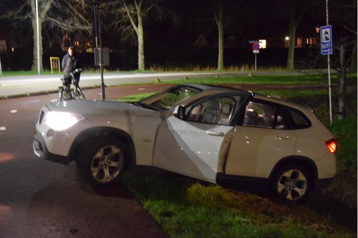 Auto belandt bijna in sloot