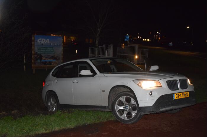 Auto belandt bijna in sloot