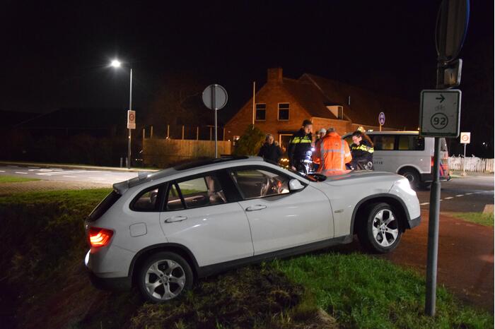 Auto belandt bijna in sloot