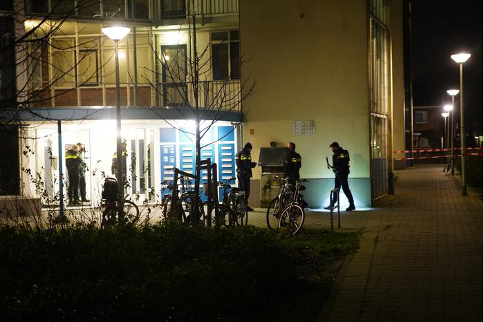 Arrestatieteam valt flatwoning binnen