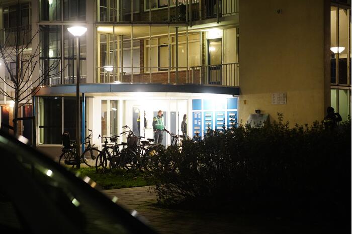 Arrestatieteam valt flatwoning binnen