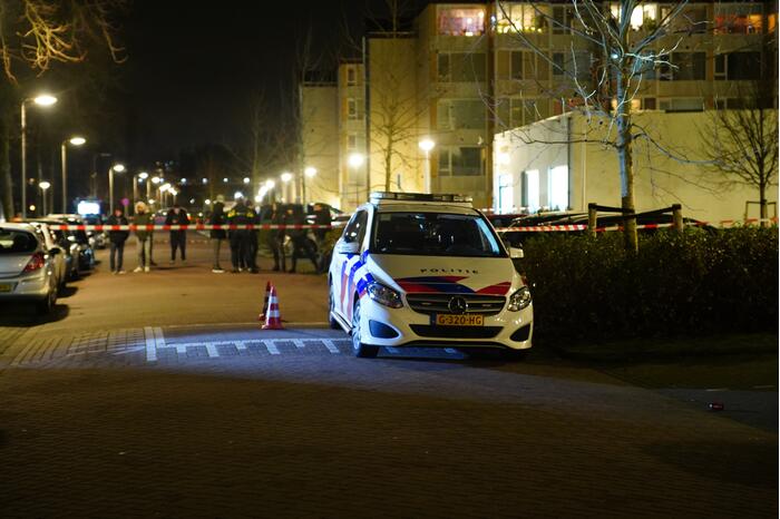 Arrestatieteam valt flatwoning binnen