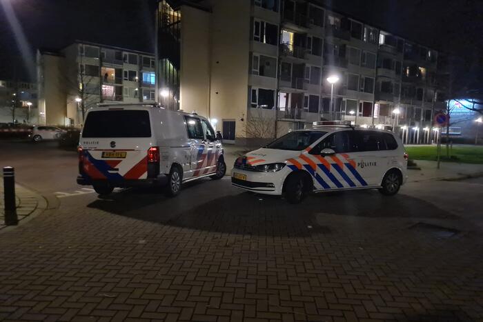 Arrestatieteam valt flatwoning binnen