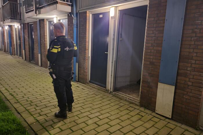 Arrestatieteam valt flatwoning binnen