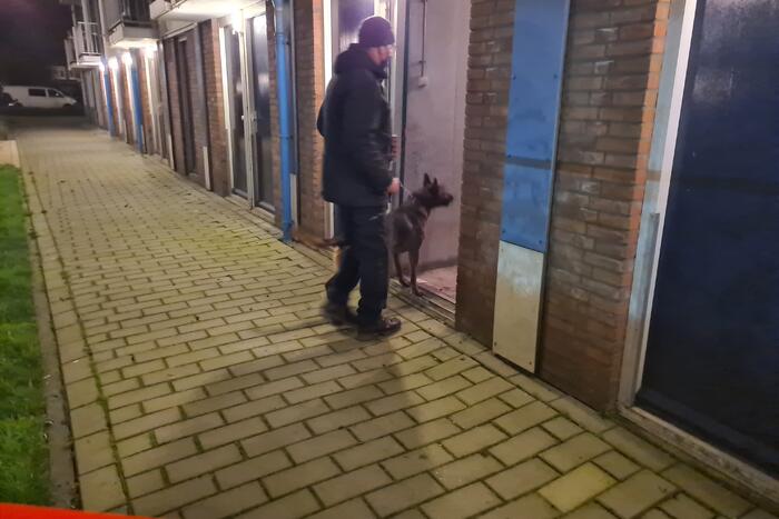 Arrestatieteam valt flatwoning binnen