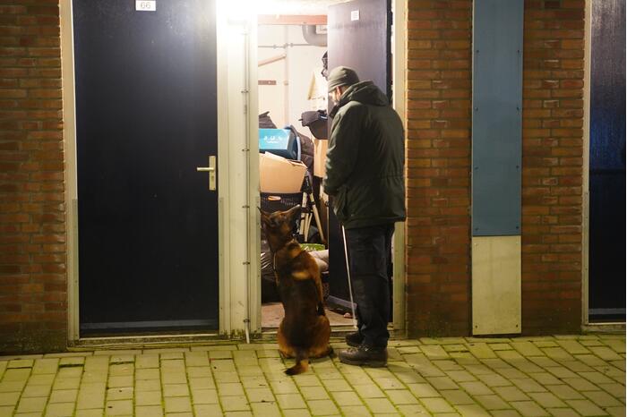 Arrestatieteam valt flatwoning binnen