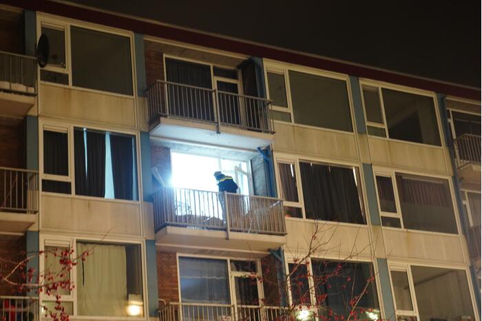 Arrestatieteam valt flatwoning binnen