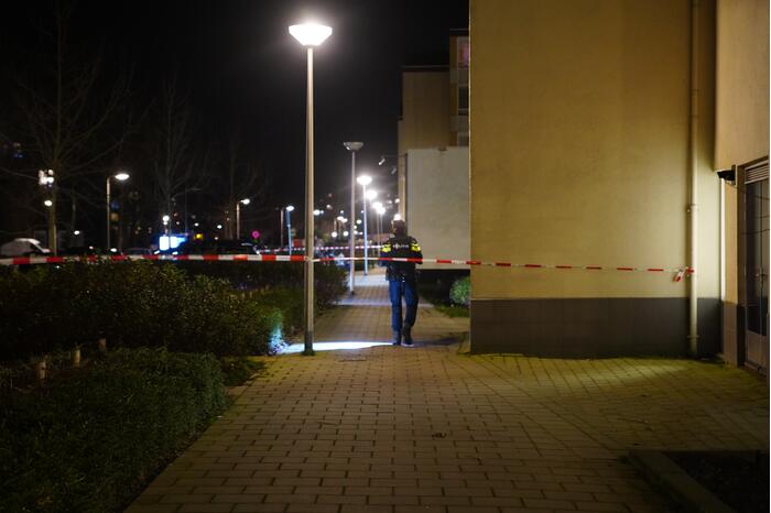 Arrestatieteam valt flatwoning binnen