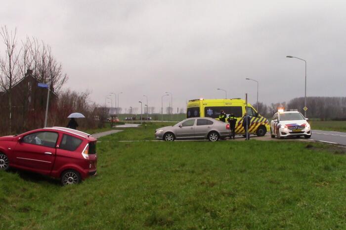 Brommobiel raakt van de weg en eindigt in greppel