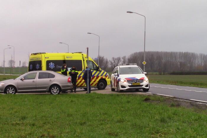Brommobiel raakt van de weg en eindigt in greppel