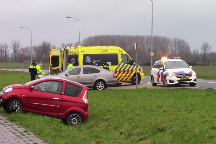 Brommobiel raakt van de weg en eindigt in greppel