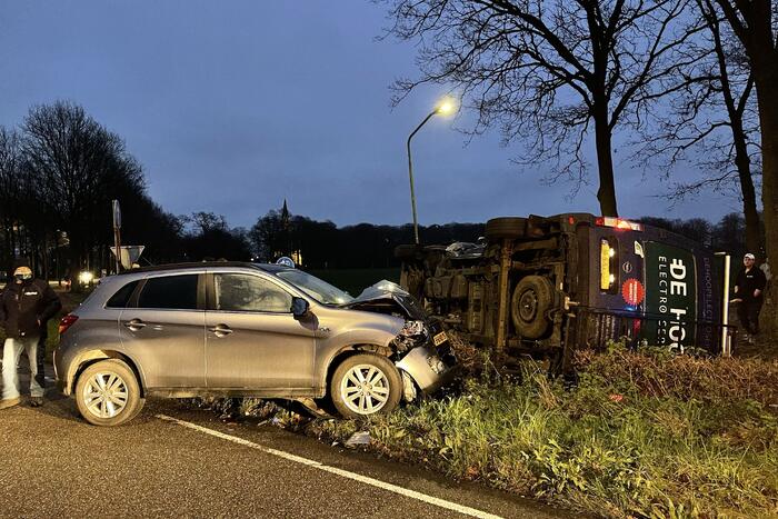 Bestelbus op zijn kant bij aanrijding