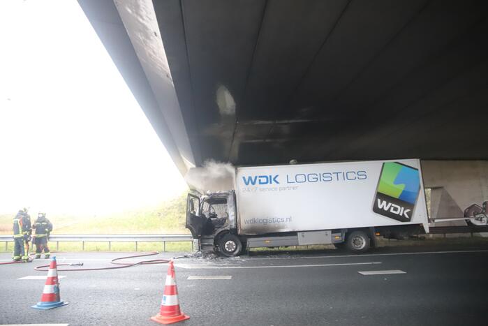 Brand in vrachtwagencabine onder viaduct