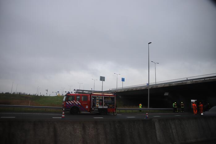 Brand in vrachtwagencabine onder viaduct