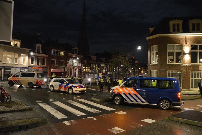 Foto-update: #Leeuwarden Man (21) langer vast na gooien van brandende fakkels naar politie Noorderweg Leeuwarden.